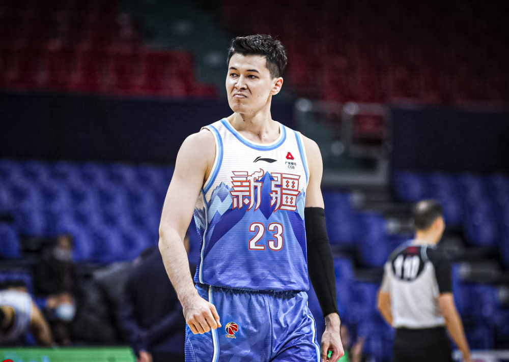 青岛队鏖战76人,王哲林高光表现 青岛队鏖战76人,王哲林高光表现