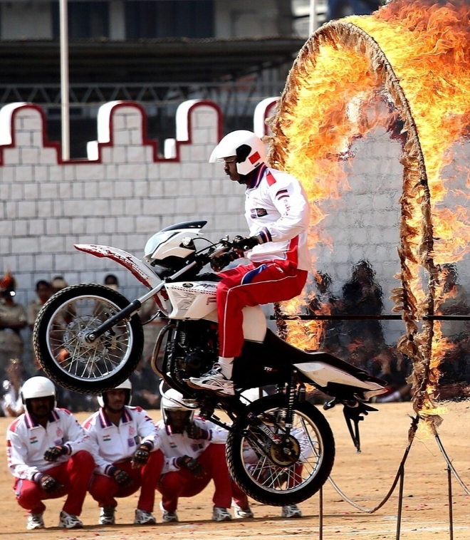 红牛二队逆转索伯车队，塞恩斯点燃赛场