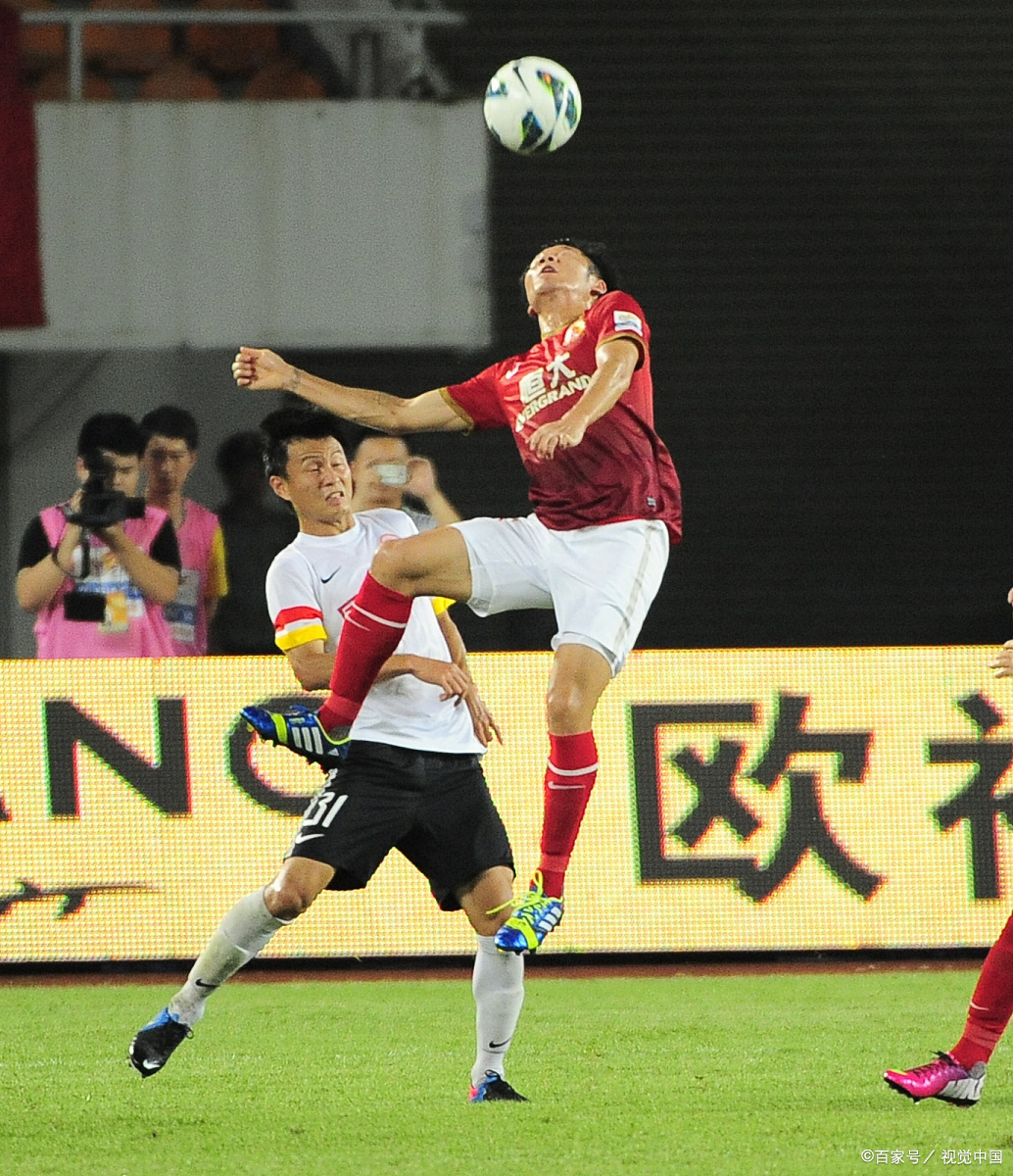 男子足球半决赛场上激情澎湃