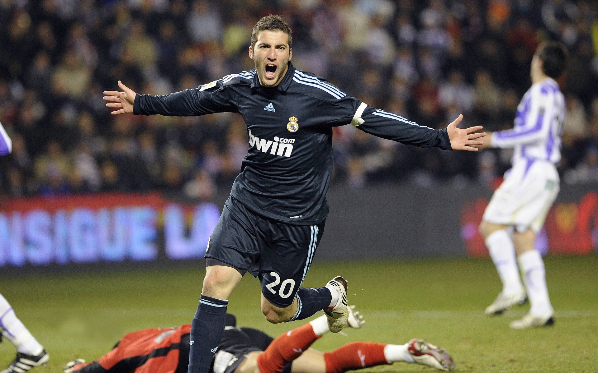 赛道上的双重胜利，红牛二队战术完胜索伯，维斯塔潘再展王者风范